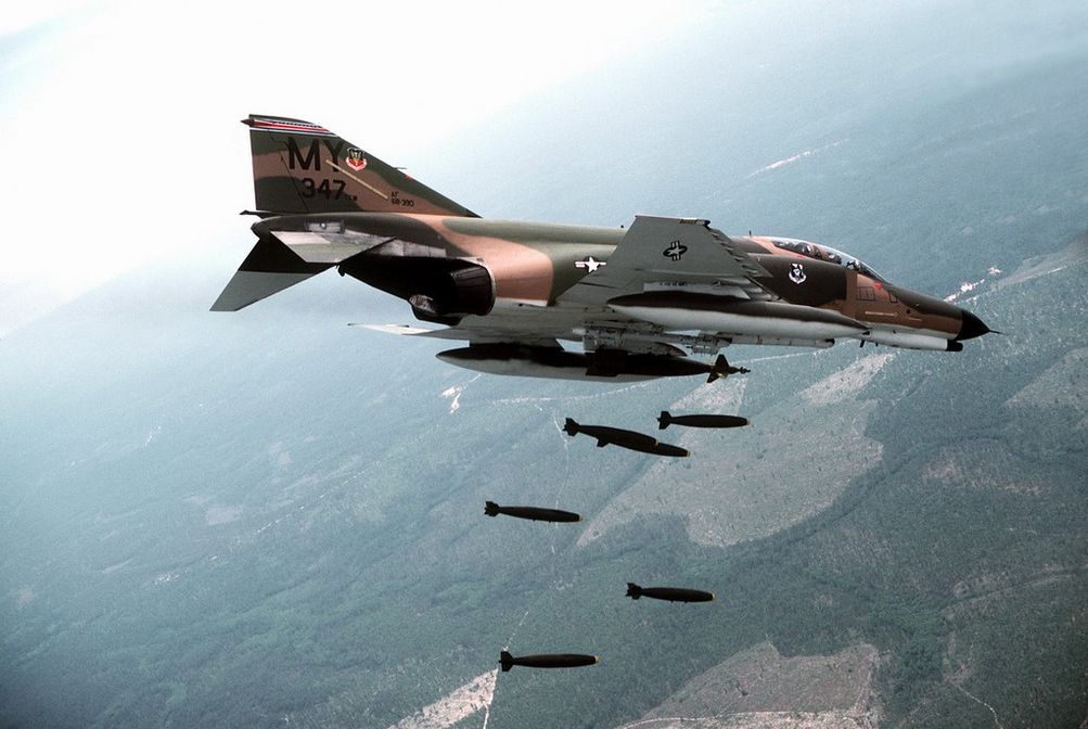 f_4_dropping_bombs